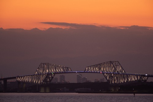 Image white metal bridge over the sea during sunset