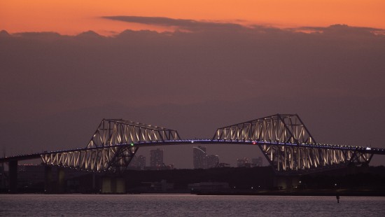 Image white metal bridge over the sea during sunset