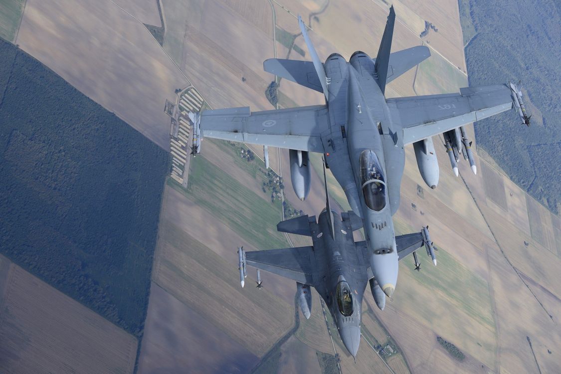 Avión de Combate Gris en el Aire Durante el Día. Wallpaper in 2048x1365 Resolution