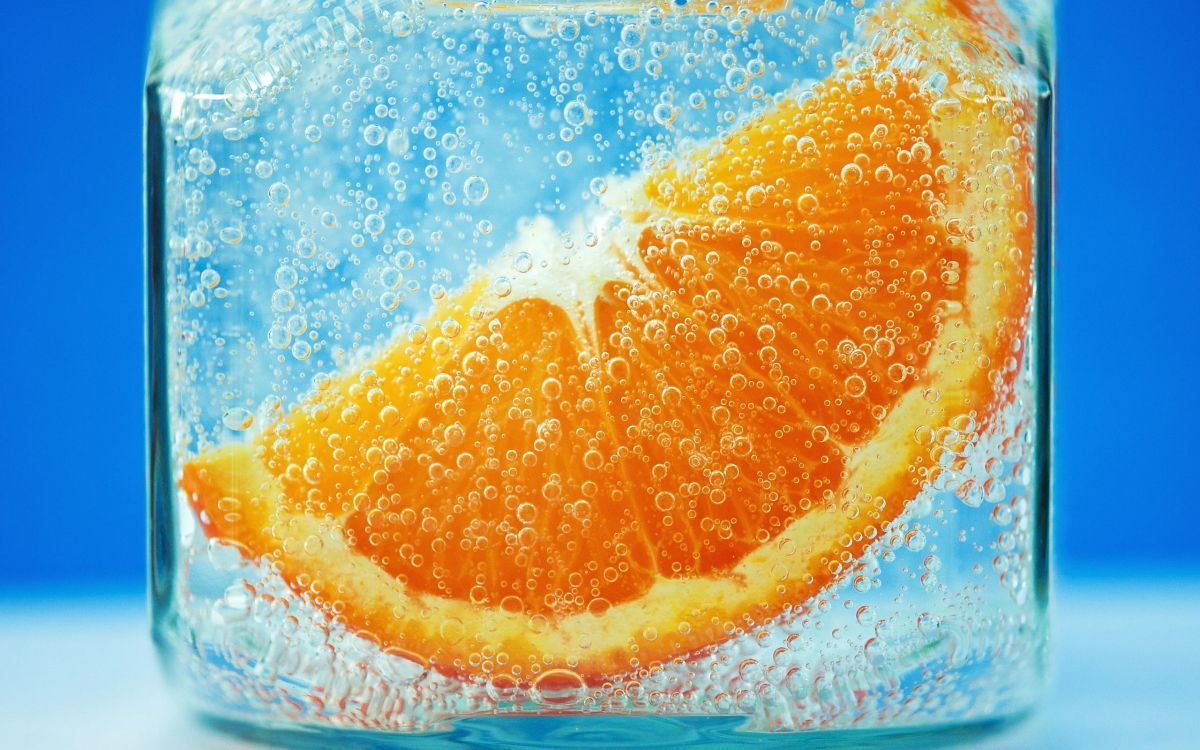 Orangenfrucht Auf Blauem Wasser. Wallpaper in 2560x1600 Resolution