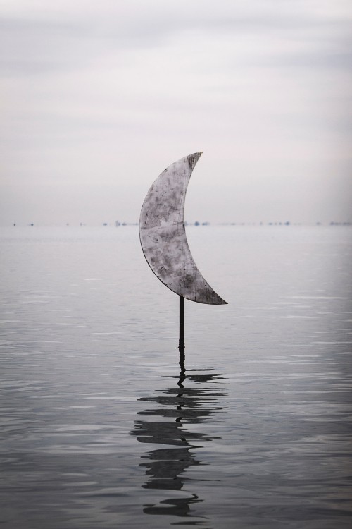 Image white umbrella on body of water