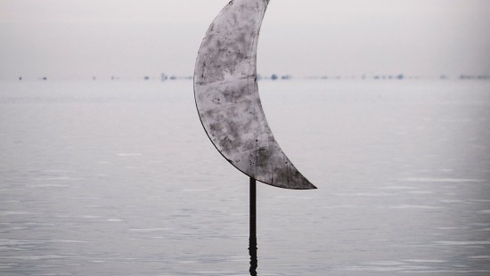 Image white umbrella on body of water