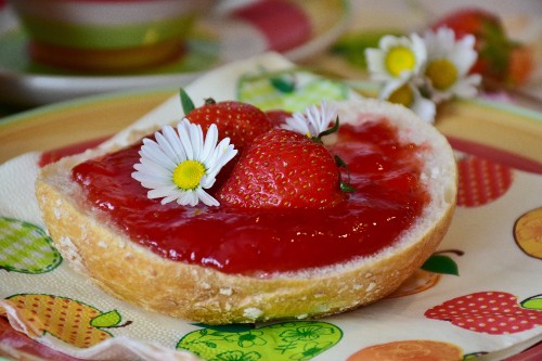 Image strawberry on bread with cream on top