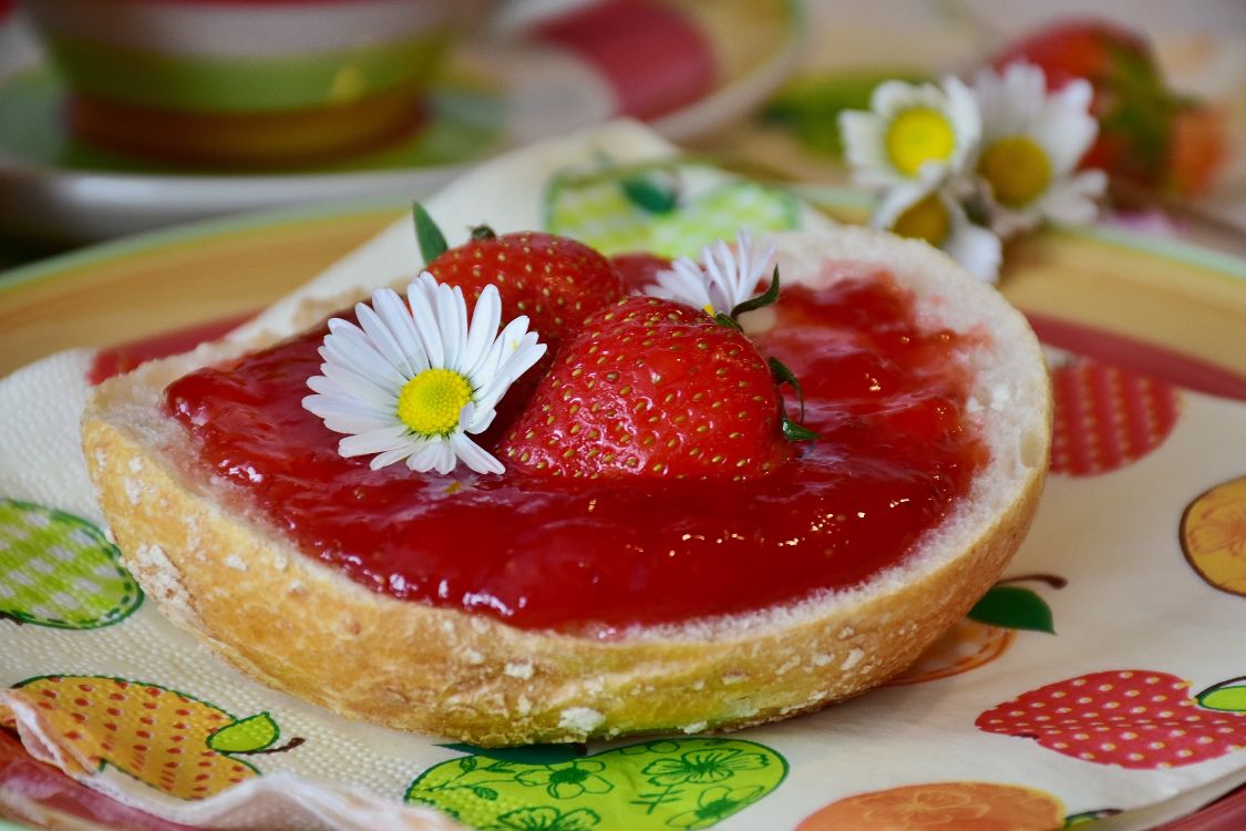 Strawberry on Bread With Cream on Top. Wallpaper in 6000x4000 Resolution