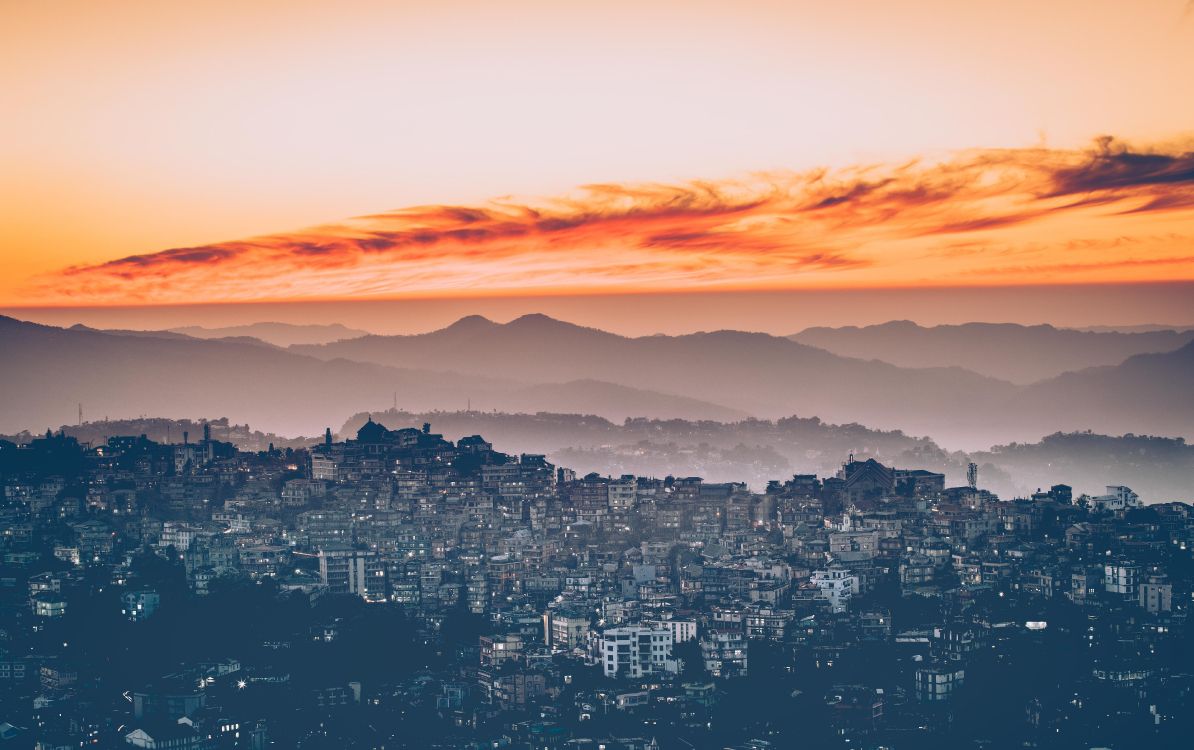 Vue Aérienne de la Ville au Coucher du Soleil. Wallpaper in 6701x4206 Resolution