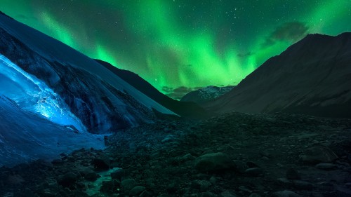 Image green aurora lights over snow covered mountain