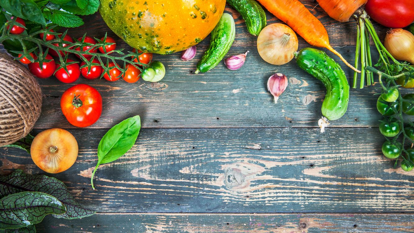 Pastèque Verte et Tomate Rouge Sur Une Table en Bois Marron. Wallpaper in 3840x2160 Resolution