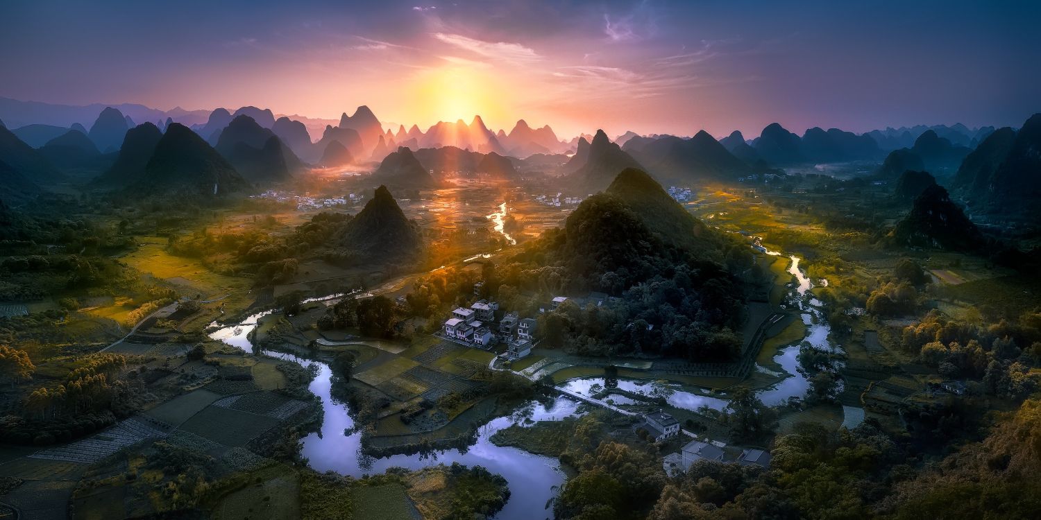 Árboles Verdes y Montañas Durante la Puesta de Sol. Wallpaper in 3000x1500 Resolution