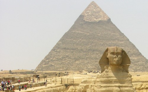 Image pyramid of giza in the middle of the city