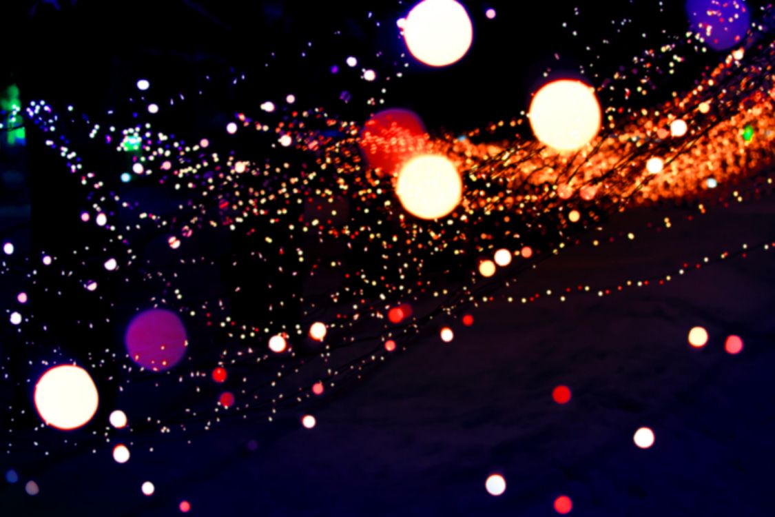 Lila Und Gelbe Lichter Auf Der Straße Während Der Nachtzeit. Wallpaper in 4000x2666 Resolution