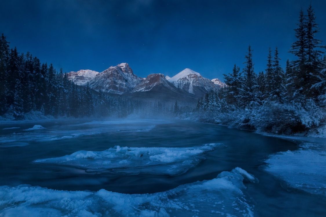 Montaña Cubierta de Nieve Bajo un Cielo Azul Durante el Día. Wallpaper in 3600x2400 Resolution
