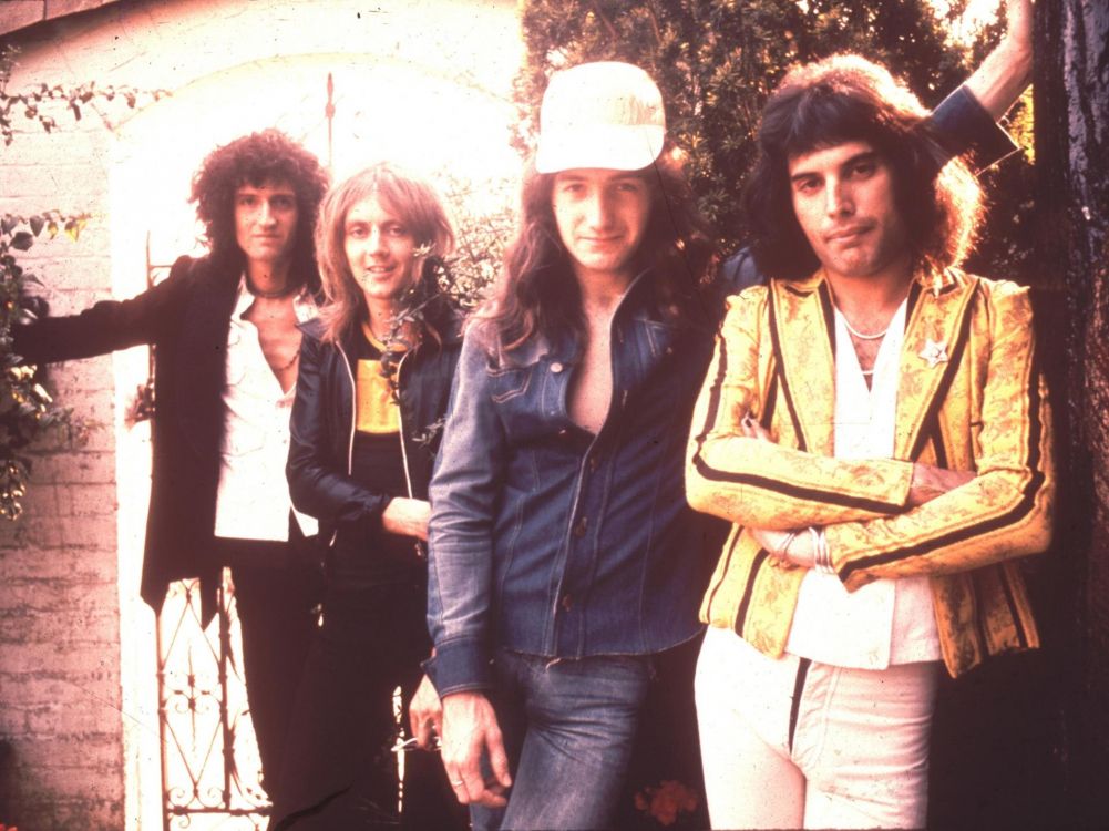 Freddie Mercury, Brian May, Queen, Amusement, Amitié. Wallpaper in 1920x1438 Resolution