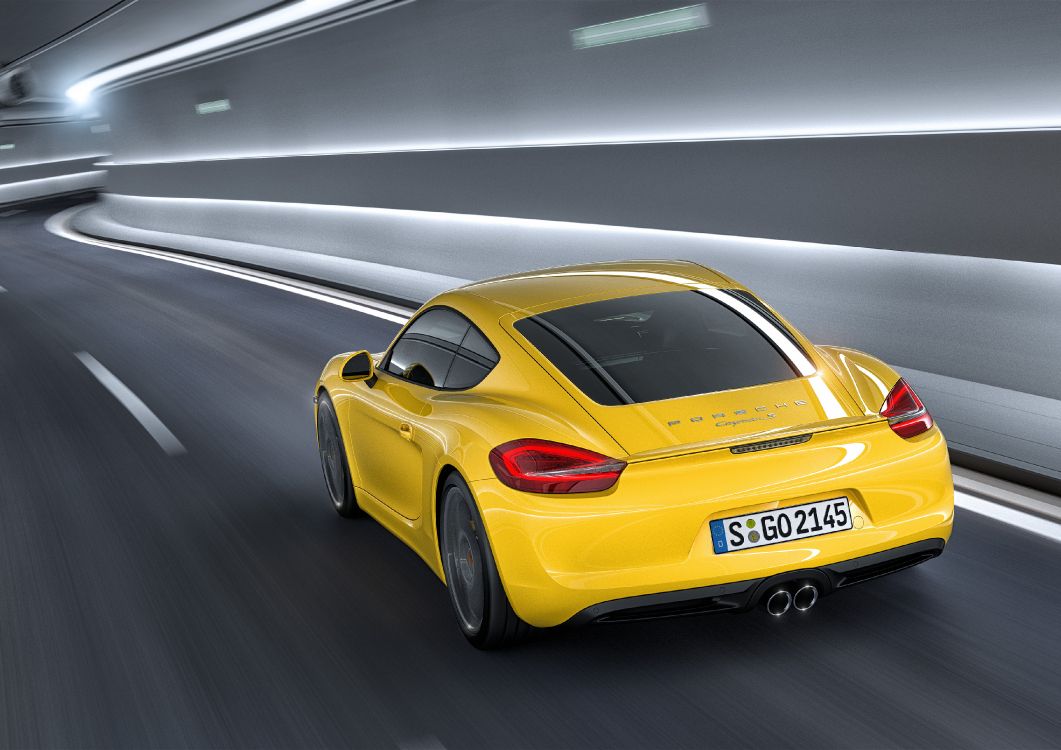 Porsche 911 Jaune Sur Route. Wallpaper in 3640x2573 Resolution