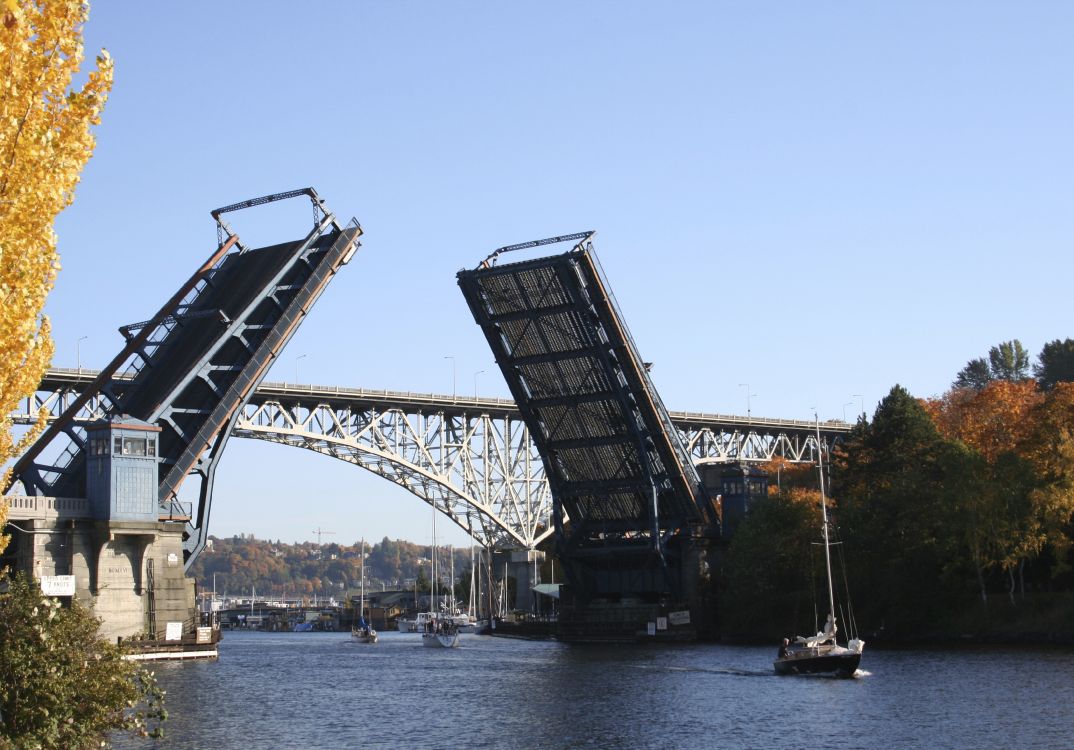 Puente de Acero Gris Sobre el Cuerpo de Agua Durante el Día. Wallpaper in 3300x2304 Resolution