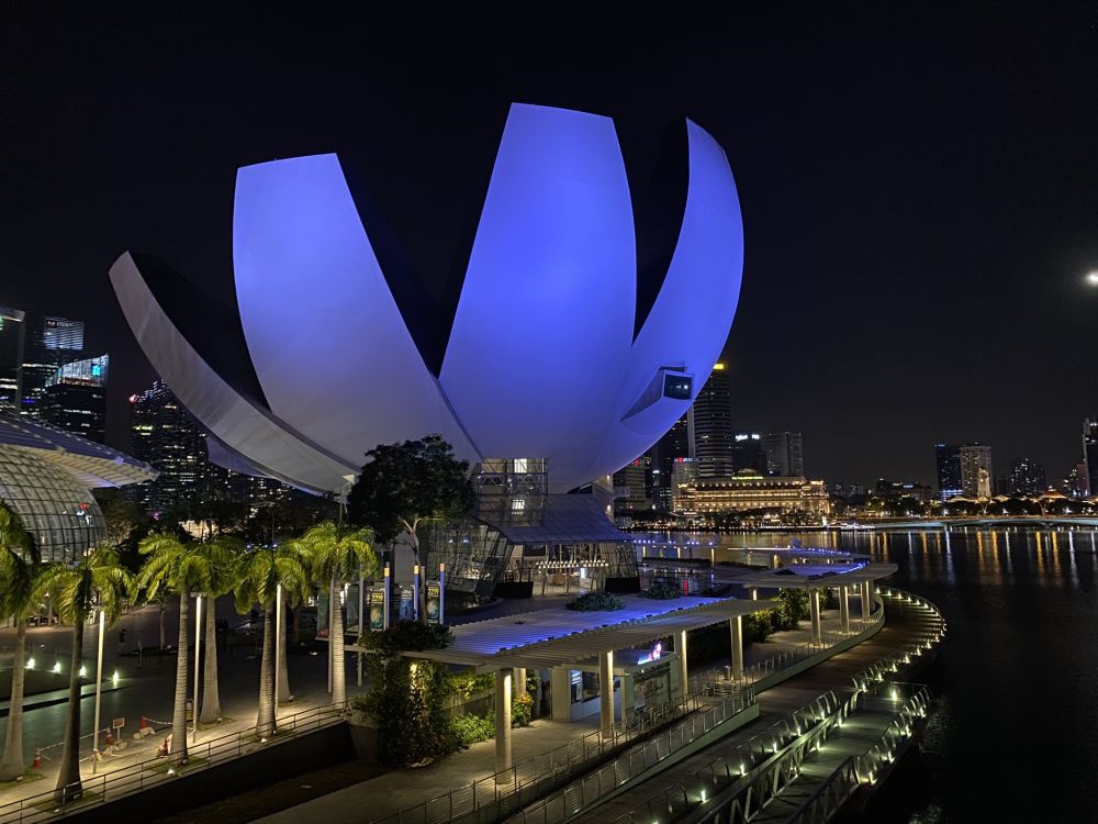 Singapur, Reflexion, Wasser, Wolkenkratzer, Nacht. Wallpaper in 2048x1536 Resolution