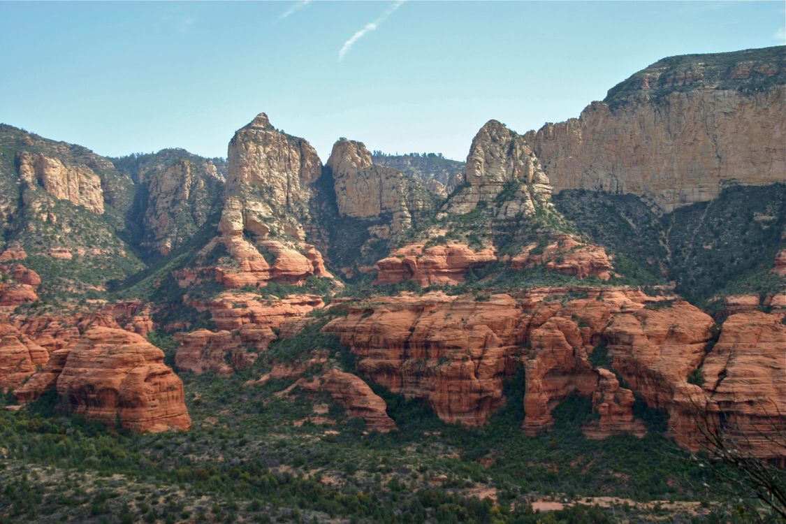 Montaña Rocosa Marrón Bajo un Cielo Azul Durante el Día. Wallpaper in 3072x2048 Resolution