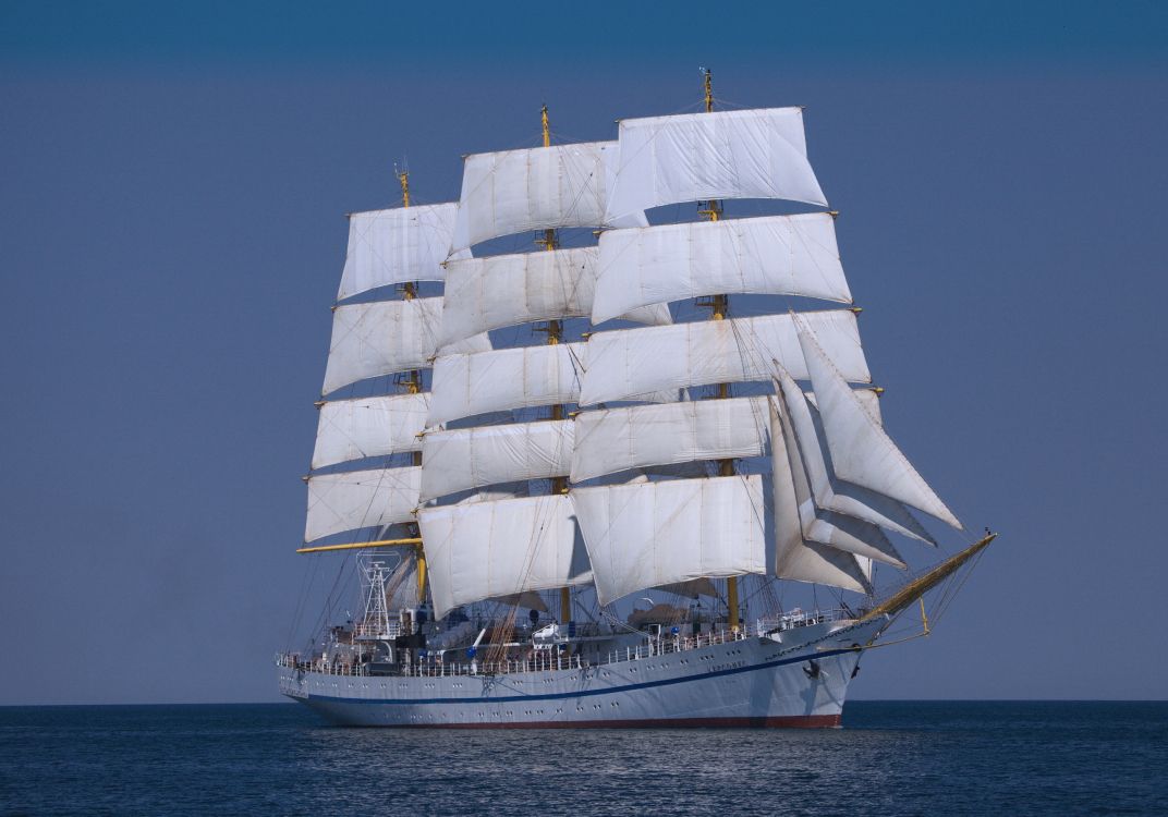 Weißes Segelboot Tagsüber Auf See Sea. Wallpaper in 4950x3460 Resolution