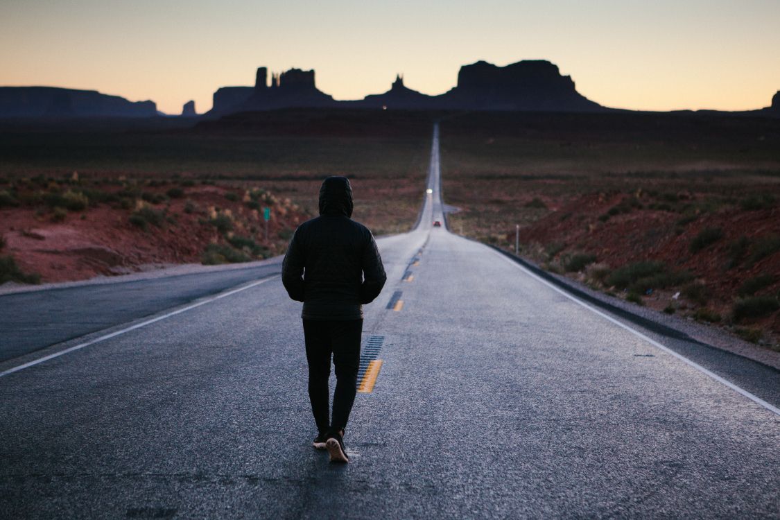 Homme en Veste Noire Marchant Sur la Route Pendant la Journée. Wallpaper in 5112x3408 Resolution