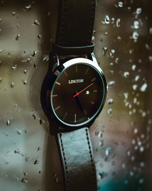 Montre Analogique Ronde Noire et Argentée Avec Bracelet en Cuir Noir. Wallpaper in 4000x5000 Resolution