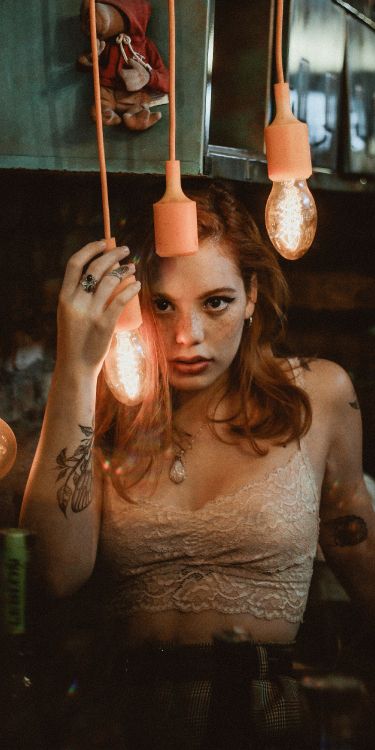 Dame, Pendentif Lumière, Coiffure, Sourcil, Muscle. Wallpaper in 2000x4000 Resolution