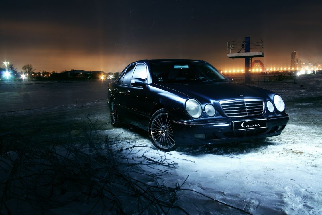 Mercedes Benz Coupe Negro Sobre Suelo Cubierto de Nieve Durante la Noche. Wallpaper in 2560x1707 Resolution