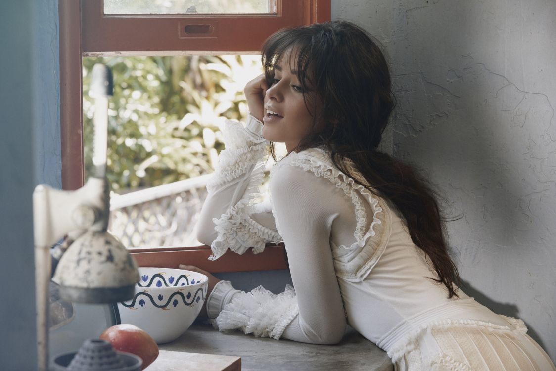 Camila Cabello, Sitzecke, Lange Haare, Fenster, Textil. Wallpaper in 2500x1667 Resolution