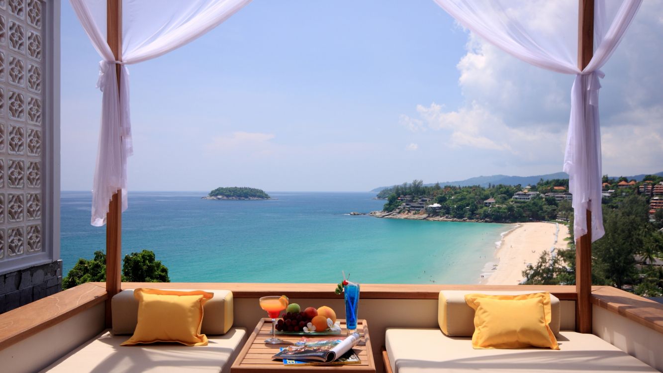 Chaises de Canapé Marron et Blanc Près D'un Plan D'eau Pendant la Journée. Wallpaper in 3840x2160 Resolution