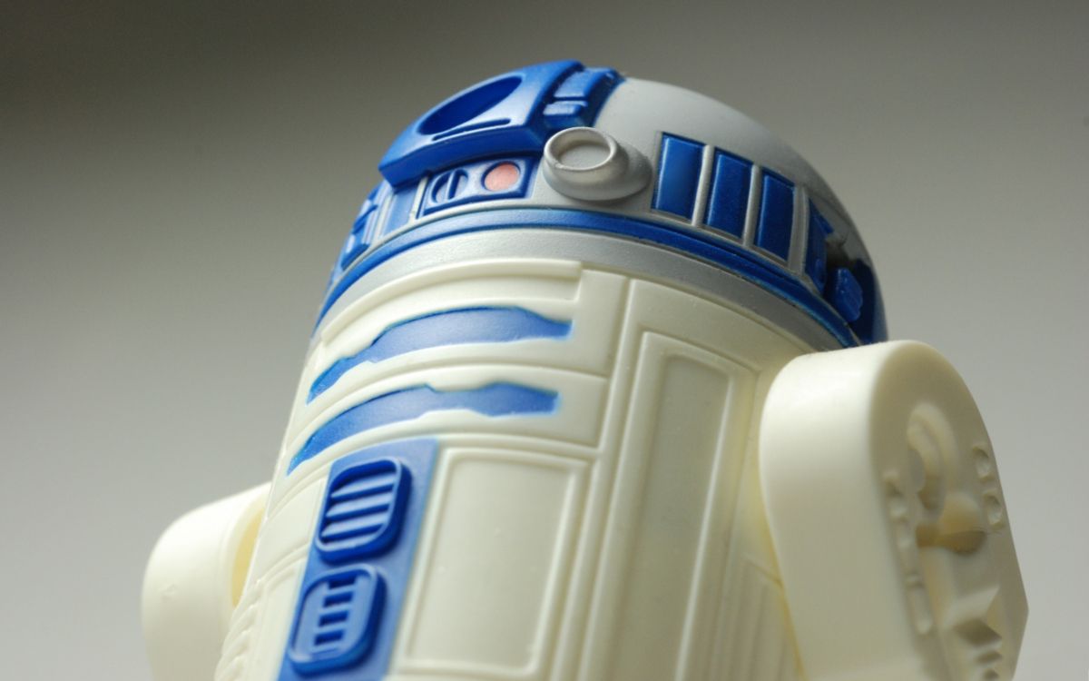 r 2 d 2 plastic toy