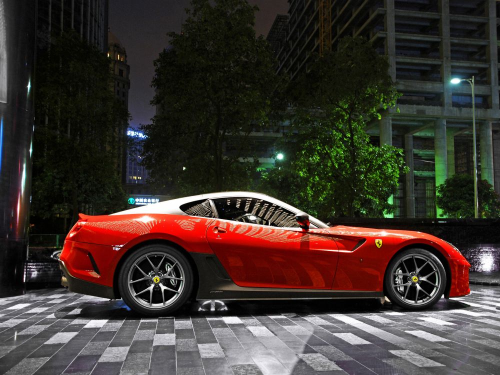 Ferrari 458 Italia Rojo Estacionado Cerca de Árboles Verdes Durante la Noche. Wallpaper in 2048x1536 Resolution
