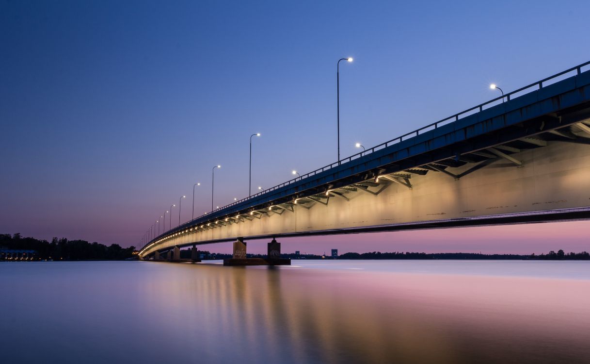 Pont Blanc Au-dessus de L'eau Pendant la Nuit. Wallpaper in 5173x3187 Resolution