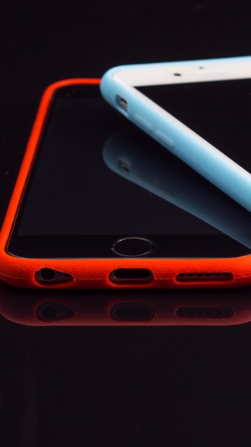 Image white iphone 4s with orange case