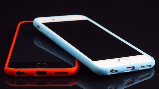 Image white iphone 4s with orange case