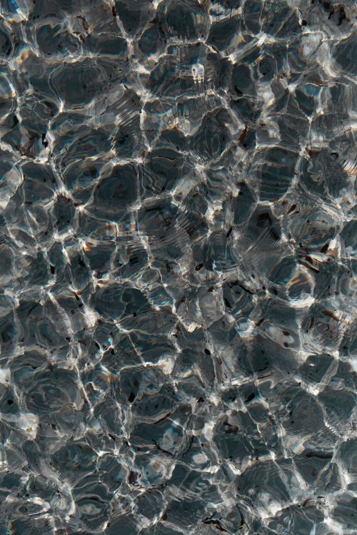 Weißes Und Blaues Wasserspritzen. Wallpaper in 3648x5472 Resolution