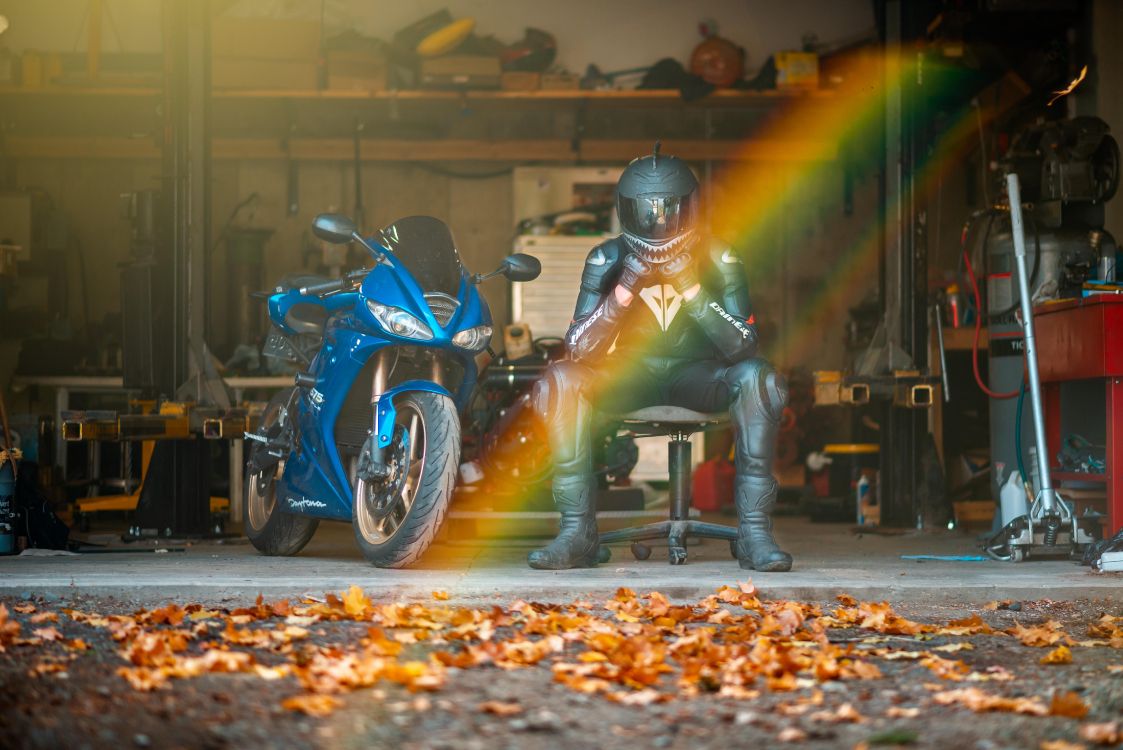 Man in Green and Gray Suit Riding Blue Sports Bike. Wallpaper in 5667x3783 Resolution