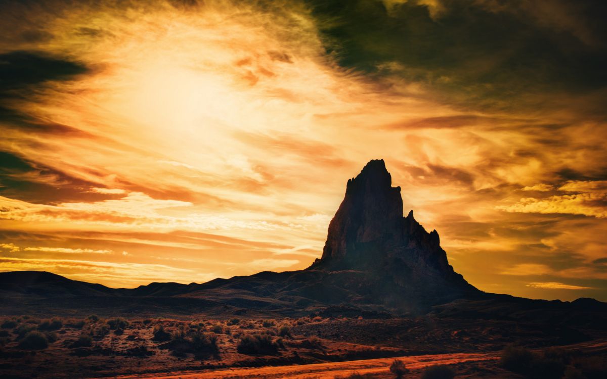 Montaña Rocosa Marrón Bajo el Cielo Nublado Durante el Día. Wallpaper in 2560x1600 Resolution