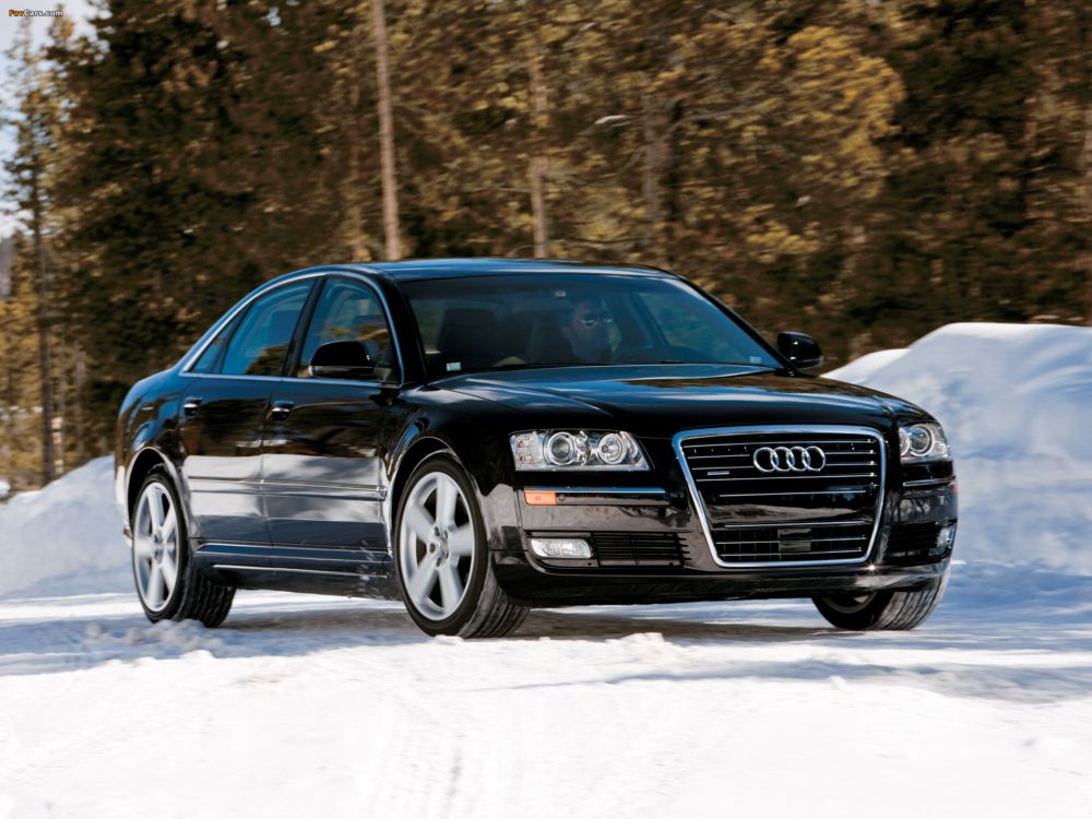 Schwarzer Audi a 4 Auf Schneebedecktem Grund. Wallpaper in 2048x1536 Resolution