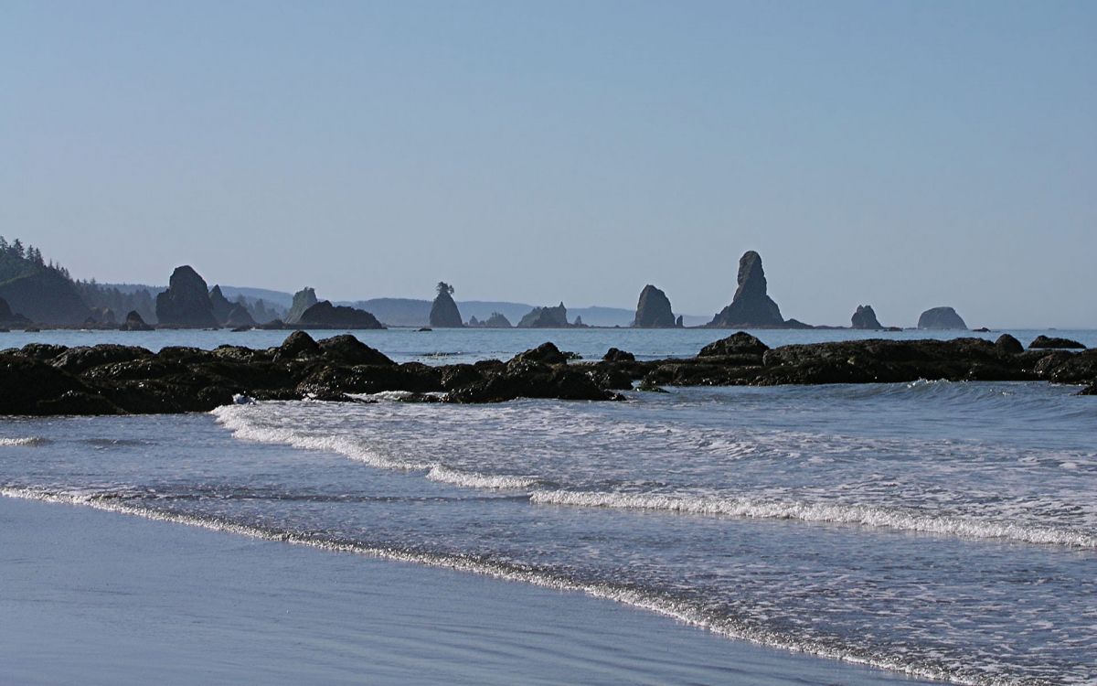 ocean waves crashing on shore during daytime