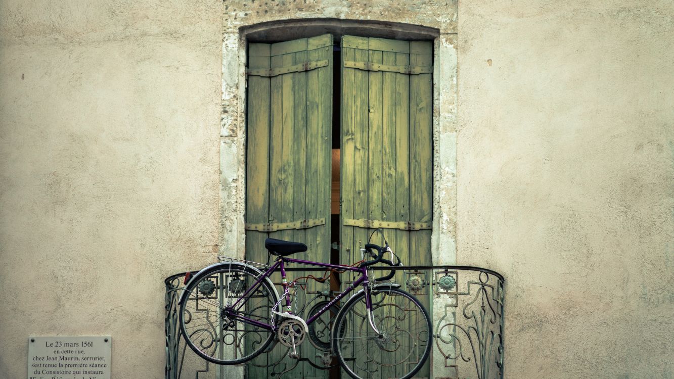 Vélo de Ville Noir Garé à Côté de la Porte en Bois Marron. Wallpaper in 5120x2880 Resolution