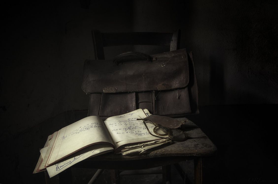 Sac en Cuir Marron Sur Table en Bois Marron. Wallpaper in 2048x1360 Resolution