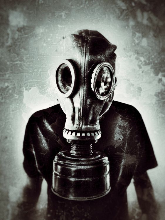 Persona Con Máscara de Gas en Camisa de Manga Larga Negra. Wallpaper in 3024x4032 Resolution