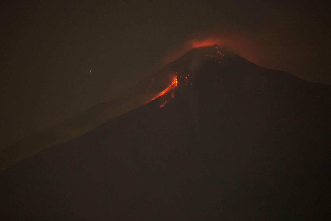 Fuego en Medio Del Bosque. Wallpaper in 5760x3840 Resolution