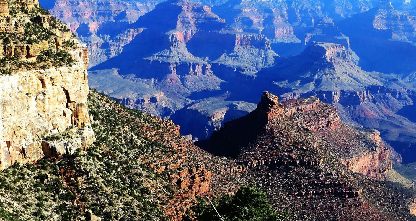 Montagnes Brunes et Vertes Sous Ciel Bleu Pendant la Journée. Wallpaper in 3751x1996 Resolution