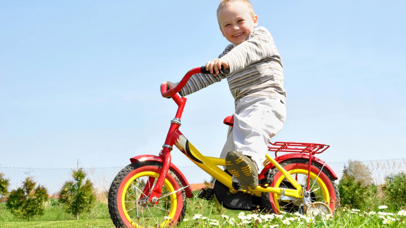 Fahrradverleih, Kind, Lachen. Wallpaper in 5120x2880 Resolution