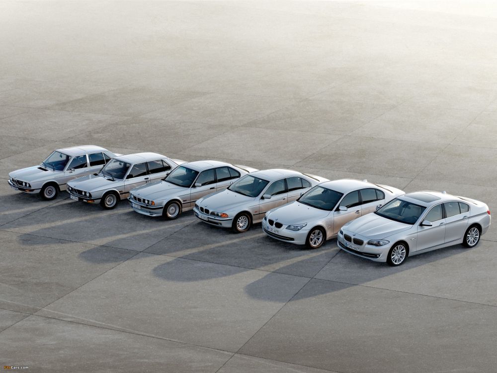 Voitures Argentées et Noires Sur Route Goudronnée Grise. Wallpaper in 2048x1536 Resolution