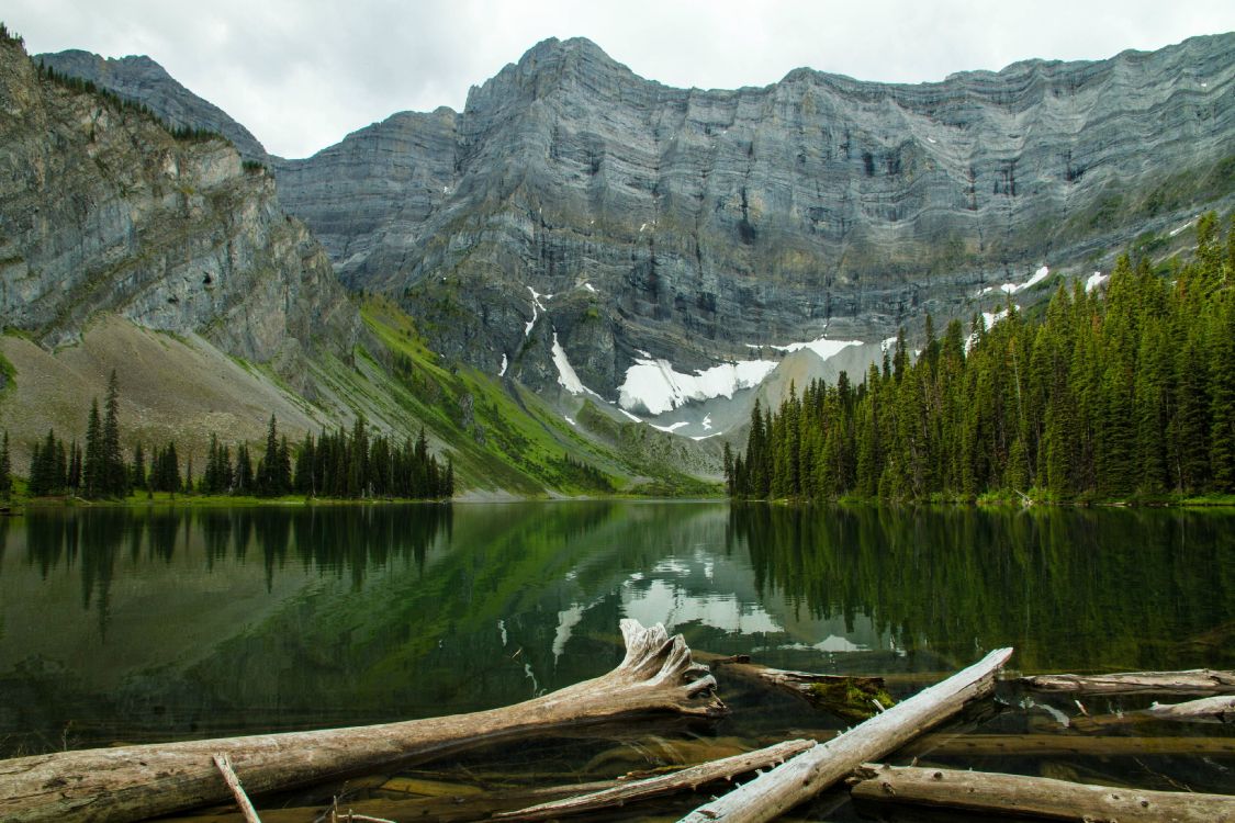 Lac Près Des Arbres Verts et de la Montagne Pendant la Journée. Wallpaper in 3888x2592 Resolution