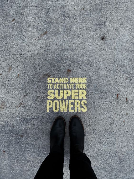 Persona Vestida Con Zapatos de Cuero Negro de Pie Sobre un Piso de Concreto Gris. Wallpaper in 2911x3882 Resolution