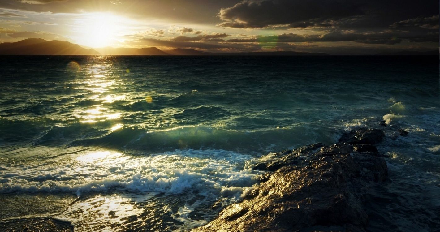 Ocean Waves Crashing on Shore During Sunset. Wallpaper in 4096x2160 Resolution