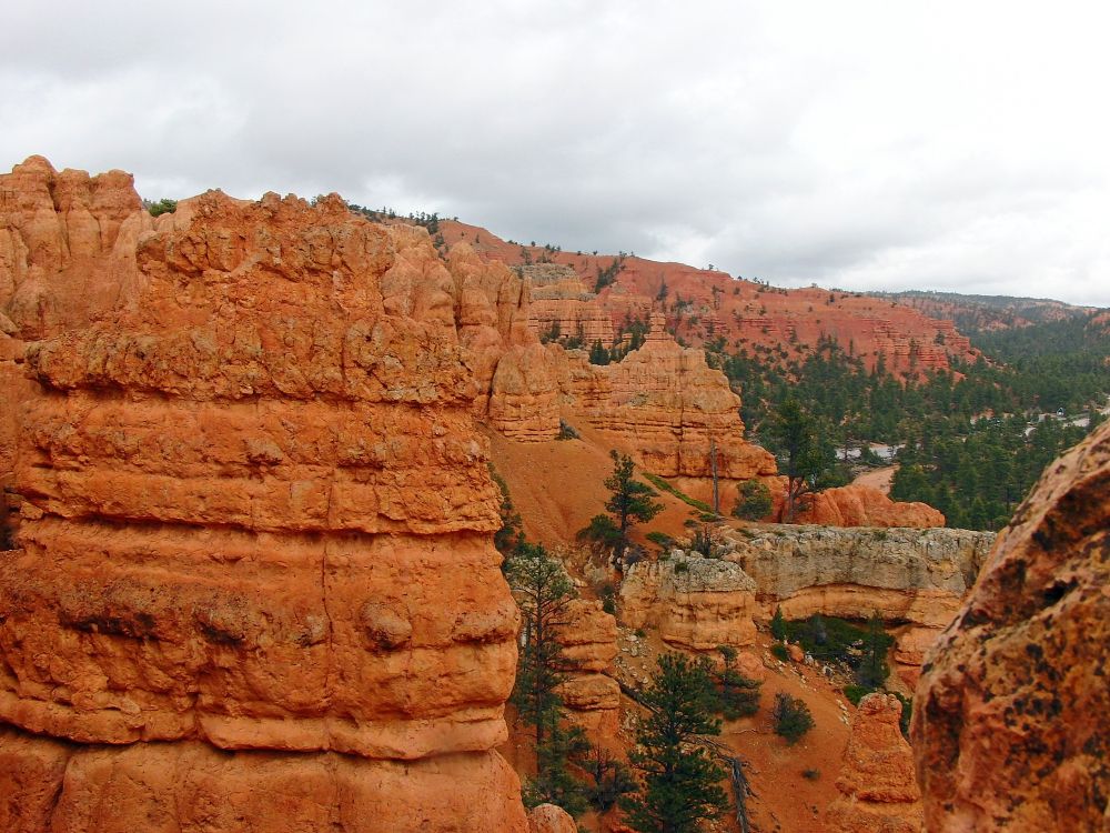 Braune Felsformation Unter Weißen Wolken Tagsüber White. Wallpaper in 2816x2112 Resolution