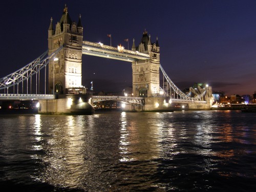 Image london bridge during night time