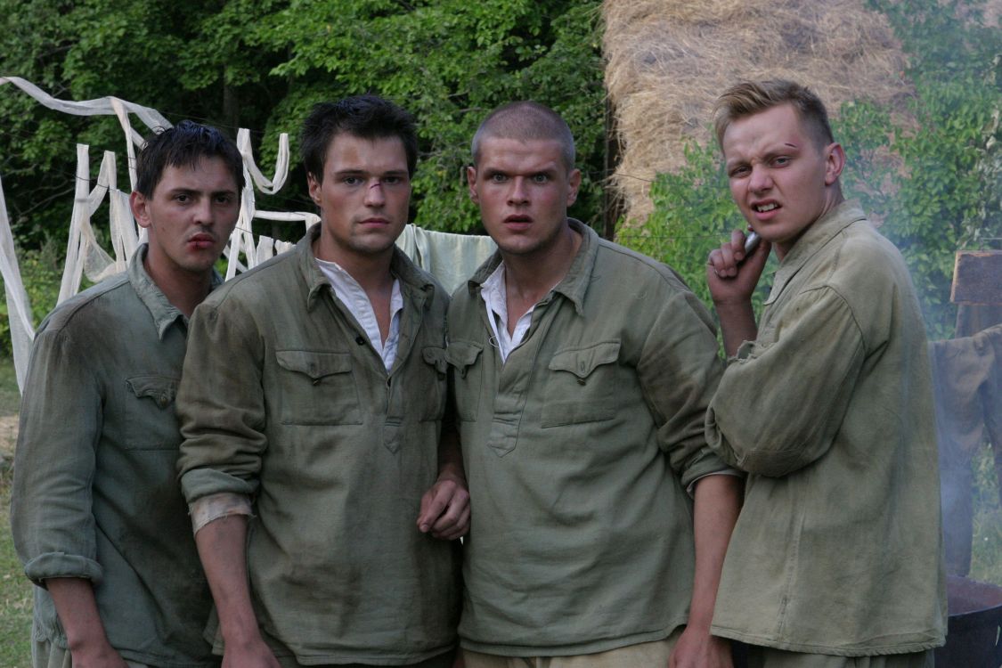 3 Hombres en Camisa Verde Con Botones Posando Para la Foto. Wallpaper in 2400x1600 Resolution